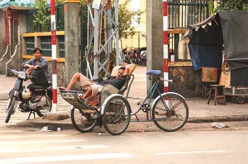 Các bác chạy xe ôm, xích lô nằm trong số những người bị bỏ lại trong thời công nghệ và kinh tế chia sẻ. Ảnh: Sơn Phạm
