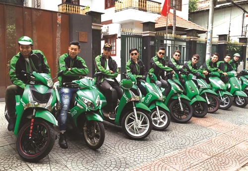 Hàng ngàn người chạy xe ôm sẽ khốn đốn vì đội quân GrabBike trẻ trung mới xuất hiện. Ảnh: kienthuc.net.vn