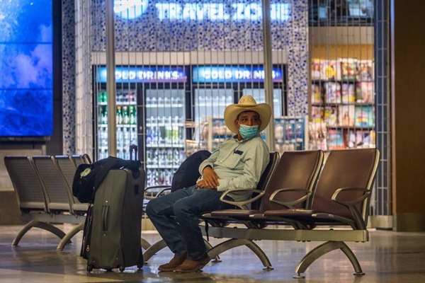 Hành khách được khuyến cáo mang khẩu trang trong không gian chung ở sân bay và trên máy bay. Nguồn ảnh: AFP.