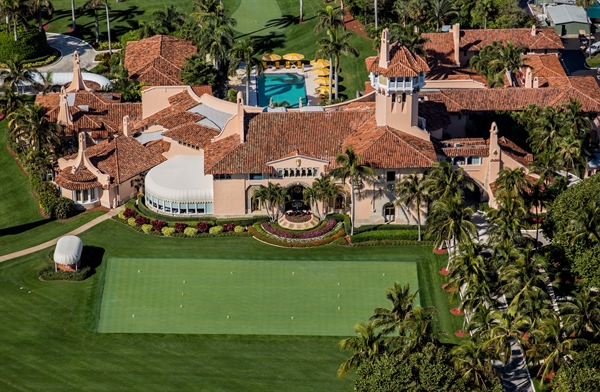 Mar-a-Lago, câu lạc bộ nổi tiếng nhất của Tổng thống trị giá 217 triệu USD. Khu nghỉ dưỡng này có câu lạc bộ golf , spa,  sân tennis cùng bãi biển riêng rộng gần 1 hecta. Ảnh: Tampabay.