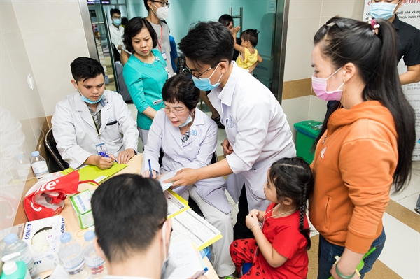 Các bác sĩ của Đại học Y Dược TP.HCM thực hiện khám lâm sàng cho các em nhỏ.