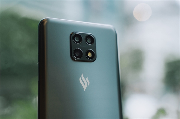 Cộng đồng Quốc tế hào hứng với điện thoại Vsmart Aris 5G Ảnh 1: Cụm camera và flash được bố trí lạ mắt trên chiếc điện thoại Vsmart Aris 5G