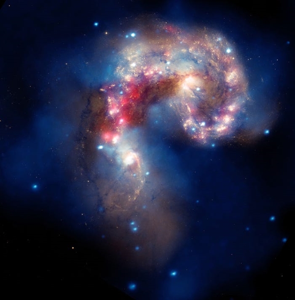 Các thiên hà Ante hiện đang trải qua giai đoạn đầy sao, trong đó các đám mây khí và bụi va chạm và gây ra sự hình thành sao nhanh chóng. Hai thiên hà va chạm cách Trái đất khoảng 62 triệu năm ánh sáng.  Trong vụ va chạm của các thiên hà, hàng tỷ ngôi sao sẽ được hình thành, theo NASA .