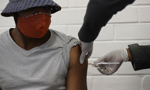 Một người tham gia thử nghiệm vaccine virus Corona của Đại học Oxford được tiêm bởi một nhân viên y tế tại Bệnh viện Baragwanath ở Soweto, Nam Phi, vào ngày 24.6. Nguồn ảnh: AFP. 