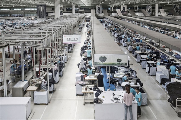 Công nhân làm việc trong một nhà máy ở Trung Quốc. Ảnh: Bloomberg
