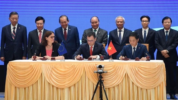 Lễ ký kết EVFTA vào ngày 30-6 tại Hà Nội. Việt Nam được cho là đi 'tiên phong' thêm một bước và có lợi thế ở khu vực khi ký kết và có các hiệp định thế hệ mới EVFTA và EVIPA được thông qua tại EU. Nguồn ảnh: BBC. 