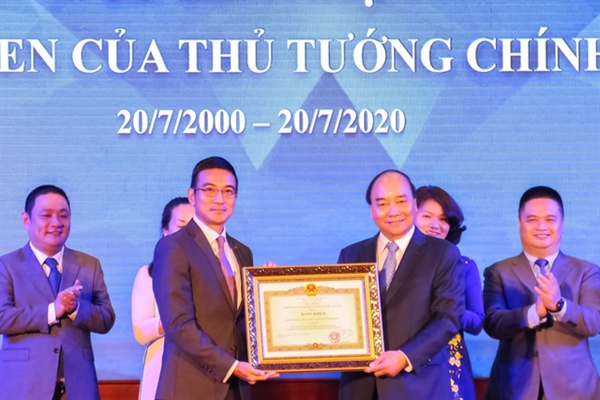 Thủ tướng Nguyễn Xuân Phúc trao Bằng khen của Thủ tướng Chính phủ cho Sở Giao dịch Chứng khoán TP.HCM.