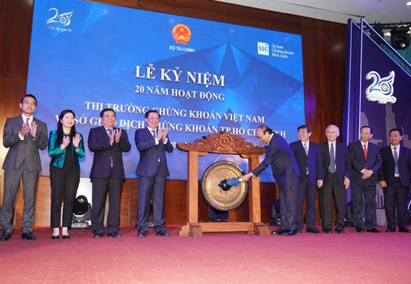 Thủ tướng Nguyễn Xuân Phúc thực hiện nghi thức đánh cồng kỷ niệm 20 năm hoạt động thị trường chứng khoán Việt Nam và Sở Giao dịch chứng khoán TP.HCM. Ảnh: VGP.