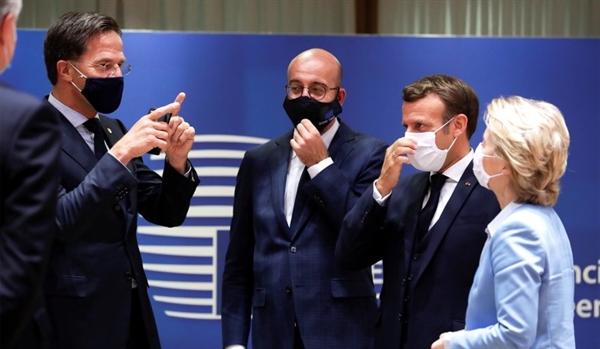 Thủ tướng Hà Lan Mark Rutte, Chủ tịch Hội đồng Châu Âu Charles Michel, Tổng thống Pháp Emmanuel Macron và Chủ tịch Ủy ban Châu Âu Ursula von der Leyen tương tác trong cuộc thảo luận bàn tròn cuối cùng sau hội nghị thượng đỉnh châu Âu kéo dài 4 ngày tại Hội đồng châu Âu tại Brussels, Bỉ, ngày 21.7.2020. Nguồn ảnh: Reuters.