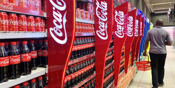 Coca-Cola đã rút lại dự báo kinh doanh hàng năm do ảnh hưởng của đại dịch COVID-19. Ảnh: economickey.
