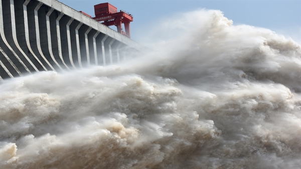 Đập Tam Hiệp của Trung Quốc trên sông Dương Tử xả nước để hạ thấp mực nước trong hồ chứa sau mưa lớn và lũ lụt trên khắp đất nước, tại Yichang, tỉnh Hồ Bắc vào ngày 15.7. Nguồn ảnh: Reuters.