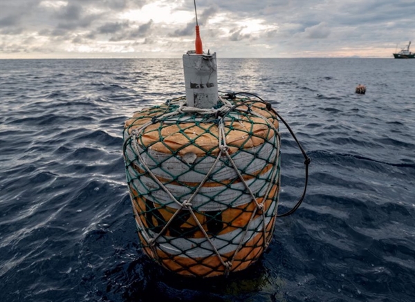 Sử dụng trí thông minh nhân tạo (AI) để cứu quần thể cá: một chiếc phao được trang bị bộ tiếp sóng theo dõi thu thập dữ liệu đánh bắt cá ngoài khơi Tây Phi. Nguồn ảnh: Green Peace. 