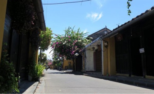 Major streets in Hoi An fall quiet after a local coronavirus case is confirmed 