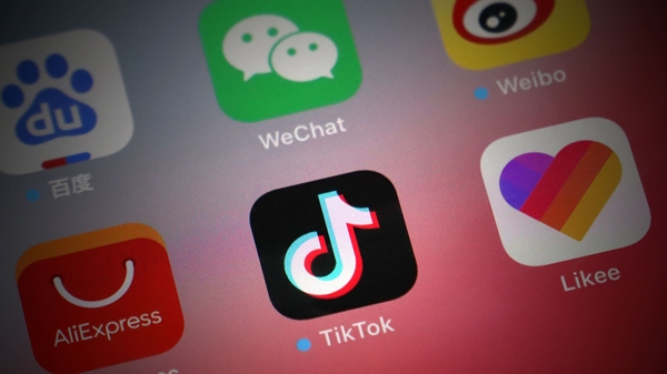 Thống kê từ Sensor Tower cho thấy, ứng dụng mua sắm trực tuyến AliExpress của Alibaba ghi nhận hơn 36 triệu lượt tải xuống tại Mỹ kể từ năm 2014. Trong khi đó, WeChat của Tencent đã được tải xuống ít nhất 19 triệu lượt. Nguồn ảnh: Nikkei Asian Review.