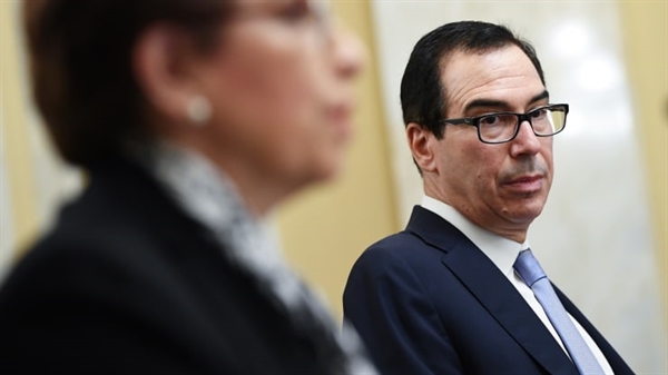 Bộ trưởng Tài chính Mỹ Steven Mnuchin cho rằng: “Chúng tôi chỉ đơn giản là san bằng sân chơi, giữ các công ty Trung Quốc niêm yết tại Mỹ theo tiêu chuẩn giống như mọi người khác”. Nguồn ảnh: CNBC.