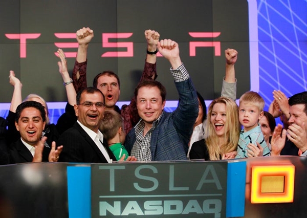 CEO Elon Musk của Tesla trong buổi khai mạc tại thị trường NASDAQ nhân kỷ niệm đợt chào bán cổ phiếu lần đầu ra công chúng của công ty tại New York ngày 29.6.2010. Nguồn ảnh: Reuters. 