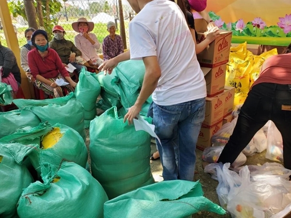 Struggling families in Hoi An, Vietnam, turn up to receive care packages. Photo: Kim Le Sambolec