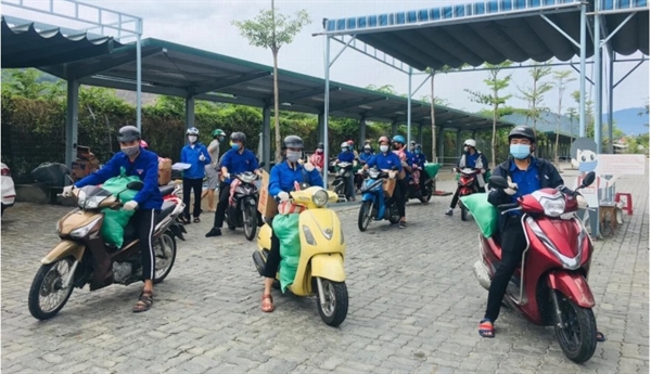 Volunteers from the Karma Waters Charitable Association deliver food packs for the needy. Photo: Handout