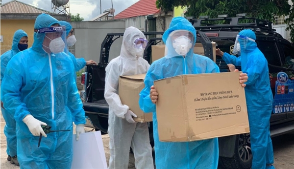 Volunteers deliver supplies to hospitals amid a second coronavirus wave in Vietnam. Photo: Vinh Tranh