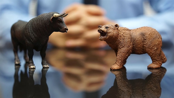 Thị trường gấu (bear market) là hiện tượng các loại chứng khoán rớt giá liên tục (ít nhất 20%) và diễn ra trong một thời gian dài (ít nhất từ 2 tháng trở lên). Nguồn ảnh: Medium.