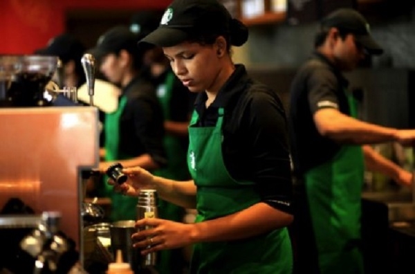 Tại Thái Lan, Starbucks đã ra mắt máy tự phục vụ đầu tiên với đầy đủ khả năng tùy chỉnh và các tùy chọn thanh toán số hóa. Nguồn ảnh: Retail News Asia.