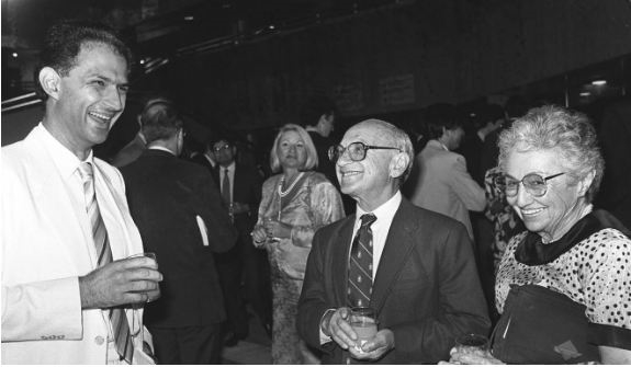 Giáo sư kinh tế đoạt giải Nobel Milton Friedman (người thứ hai bên phải) trong bữa tiệc chào mừng trong chuyến thăm Hồng Kông năm 1988. Nguồn ảnh: SCMP.