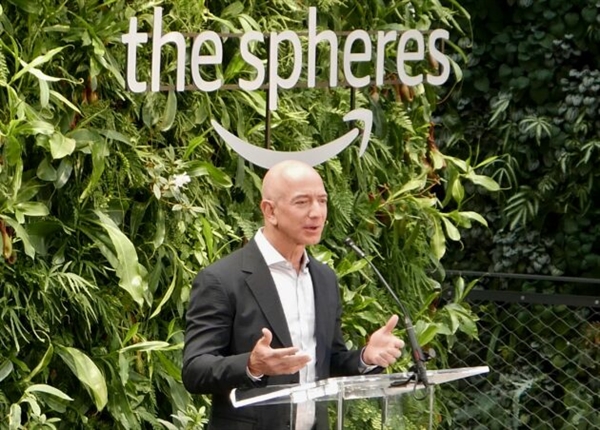 Giám đốc điều hành Amazon Jeff Bezos phát biểu tại Amazon Spheres năm 2018. Nguồn ảnh: GW.