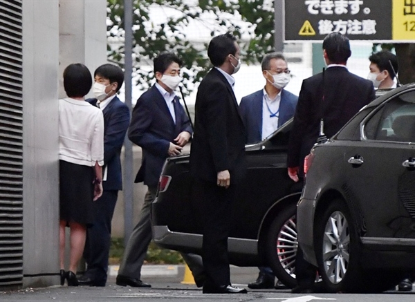 Thủ tướng Abe rời Bệnh viện Đại học Keio hôm 17/8. Ảnh: Reuters.