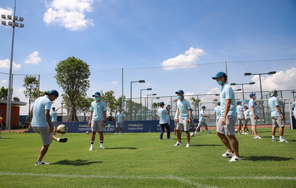 Câu lạc bộ Sài Gòn FC có cơ hội trải nghiệm sân bóng thuộc cụm tiện ích thể thao ngoài trời tại dự án.