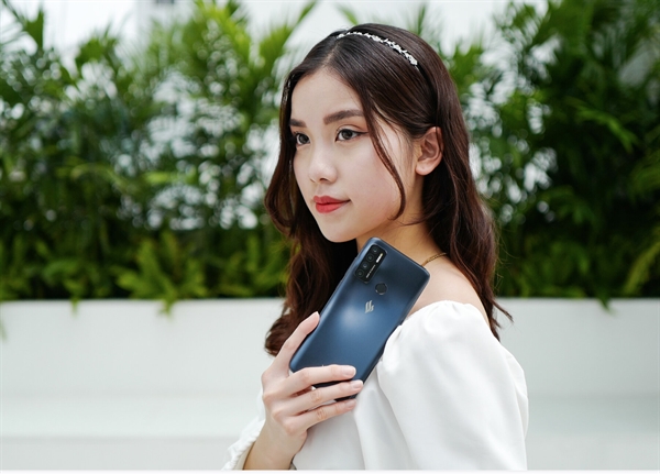 Tân binh Vsmart Live 4 tỏ ra vượt trội so với các đối thủ ở nhiều tiêu chí: màn hình, camera, pin, hiệu năng. 