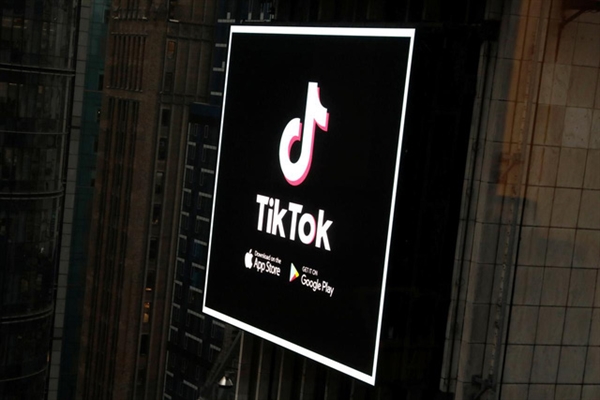 Logo TikTok trên màn hình quảng cáo ở Quảng trường Thời đại, thành phố New York, Mỹ. (Ảnh: Reuters)