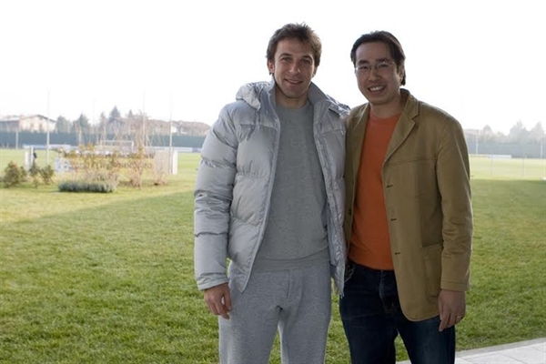 Nhà báo Trương Anh Ngọc và Del Piero tại khu huấn luyện của Câu bạc bộ Juventus năm 2009.