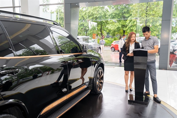 Khách mua xe tìm hiểu về thông tin về màu sơn của VinFast President thông qua màn hình thông tin đặt tại Showroom VinFast tại Hà Nội.