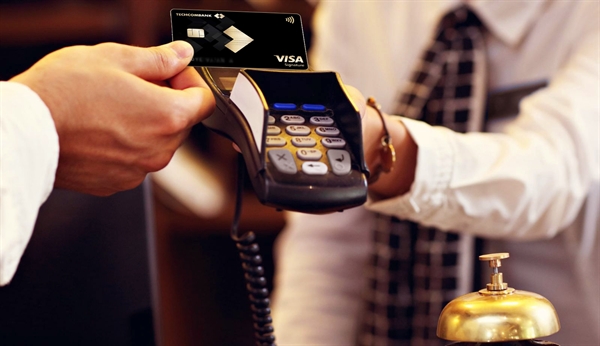 Thiết kế thẻ sang trọng với mạ vàng ở mũi tên chính giữa tạo điểm nhấn tạo phong cách đẳng cấp cho chủ sở hữu thẻ Techcombank Visa Signature.