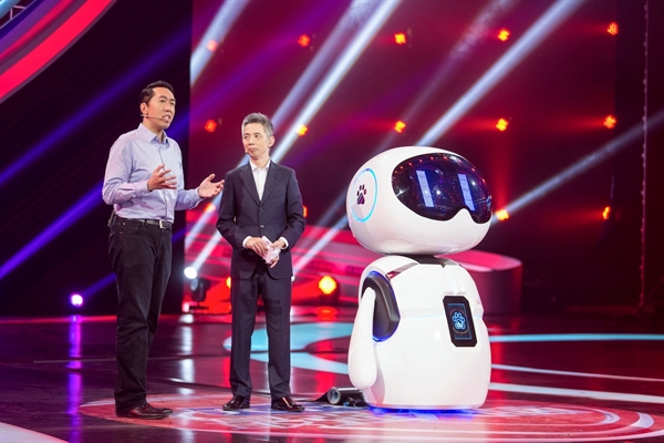 Nhà khoa học chính Andrew Ng tại Baidu Research ở Thung lũng Silicon cùng với robot thông minh Xiaodu. Nguồn ảnh: Baidu.