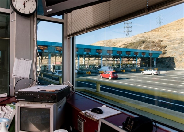 Trạm thu phí Cầu Carquinez ở Vallejo, California, không có người thu phí. Đây là kết quả của quyết định của tiểu bang về việc tự động hóa công việc khi bắt đầu đại dịch COVID-19. Nguồn ảnh: TIME.