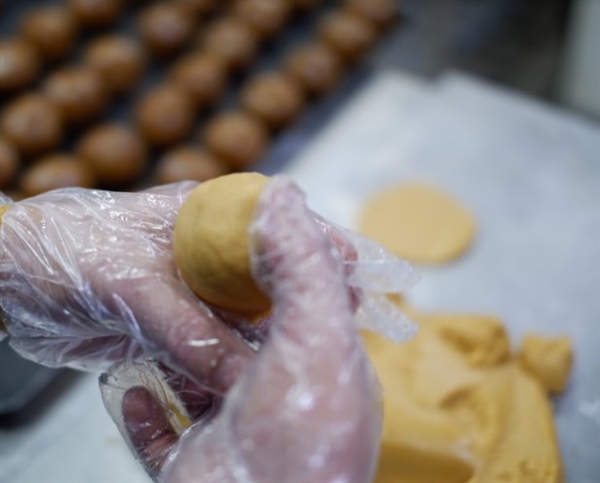 Công đoạn nặn và nhồi nhân bánh Trung thu được những người thợ tại VinMart thực hiện thủ công để đảm bảo hương vị và chất lượng tuyệt hảo của chiếc bánh.