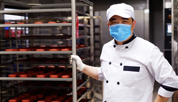 Nghệ nhân Nguyễn Văn Chung cho biết, bếp VinMart đã thử nghiệm hàng chục vị khác nhau trước khi quyết định lựa chọn 2 vị bánh cao cấp phù hợp để tung ra thị trường vào năm nay.