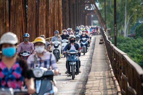 Người dân Việt Nam sử dụng xe máy làm phương tiện di chuyển chính. NAG: Linh Phạm/Bloomberg.