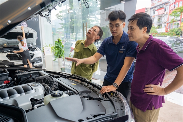 Nhân viên hãng xe Việt chia sẻ với khách hàng thông tin về động cơ V8 - 8 xi lanh xếp theo hình chữ V trên mẫu xe VinFast President.