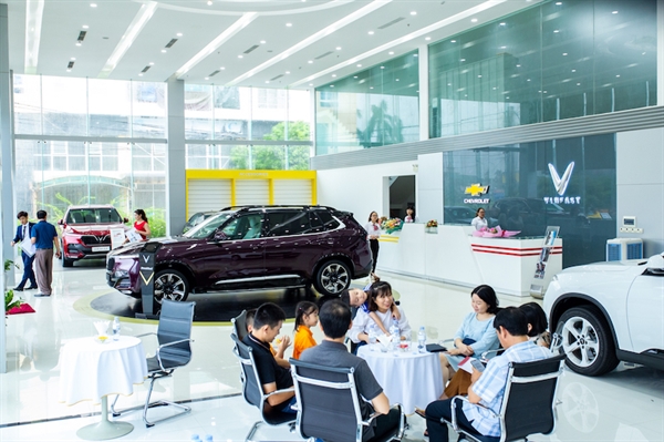 Khách hàng Việt hào hứng khi được nhìn tận mắt mẫu xe President tại Đại lý ủy quyền của VinFast.