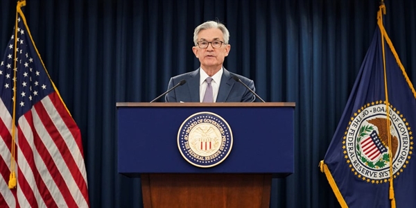 Chủ tịch FED Jerome Powell tuyên bố quyết định giữ mức lãi suất thấp cho đến năm 2023. Nguồn ảnh: Reuters.