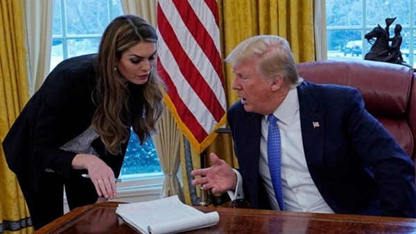 Tổng thống Mỹ Donald Trump và trợ lý hàng đầu Hope Hicks. Nguồn ảnh: Sky News.