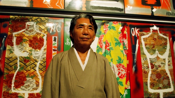 Ông Kenzo Takada là một người ham mê du lịch và thích kết hợp nhiều cảm hứng văn hóa trong các thiết kế của mình. Nguồn ảnh: Reuters.