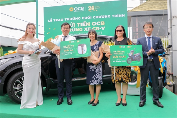 OCB trao thưởng xe ô tô CRV cho khách hàng tại Bình Dương. Ảnh: OCB