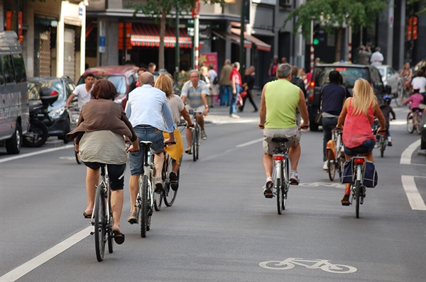 Chuyến xe địa phương 3 km (khoảng 1,9 dặm) hoặc ngắn hơn sẽ nhường đường cho đi bộ hoặc đi xe đạp. Nguồn ảnh: Momentum Mag.
