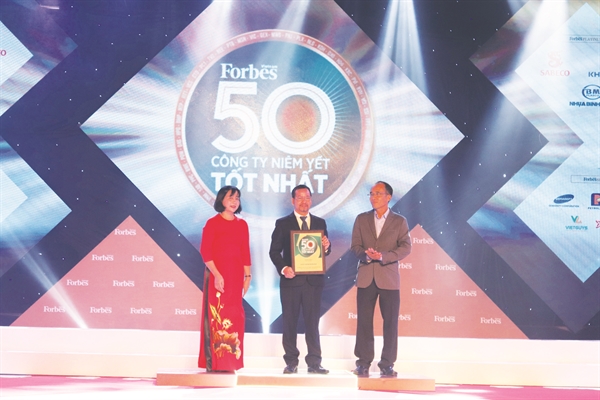 Đại diện Tập đoàn Masan nhận giải Top 50 Công ty Niêm yết Tốt nhất Việt Nam.