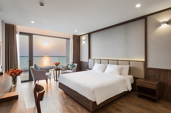 Đắm mình trong ánh hoàng hôn rực rỡ tại phòng Deluxe Ocean Panorama.