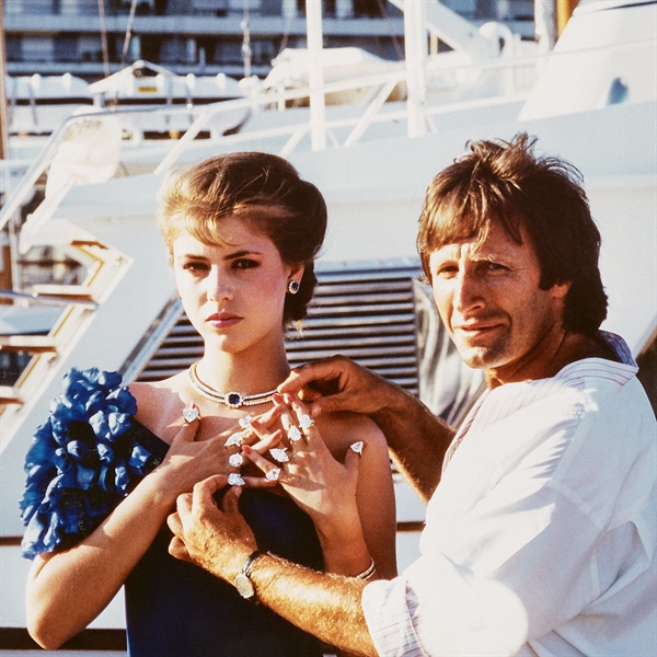 Ông Laurence Graff trên du thuyền ở Công quốc Monaco vào những năm 1970, với một người mẫu đeo trang sức của Graff Diamonds. Nguồn ảnh: Lobotas.