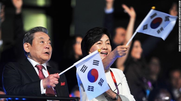 Chủ tịch Samsung Electronics Lee Kun Hee và phu nhân Ra-Hee Hong trong Lễ khai mạc Thế vận hội Olympic London 2012. Nguồn ảnh: CNN.
